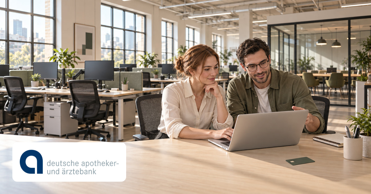 Ein Mann und eine Frau gemeinsam am Laptop im Büro, eine Kreditkarte auf dem Tisch und das Logo von apoBank unten links.