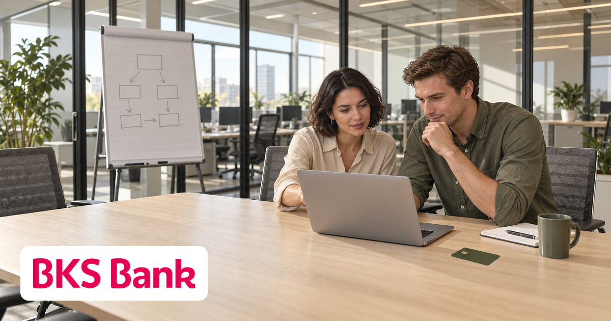 Ein Mann und eine Frau gemeinsam am Laptop im Büro, eine Kreditkarte auf dem Tisch und das Logo von BKS Bank unten links.