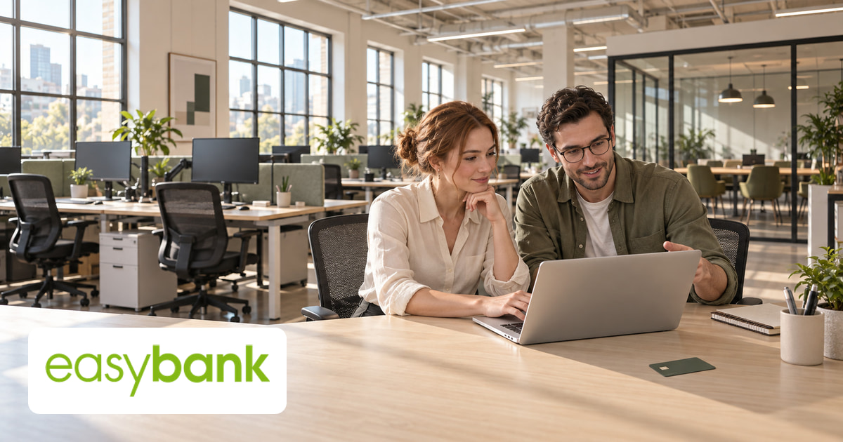 Ein Mann und eine Frau gemeinsam am Laptop im Büro, eine Kreditkarte auf dem Tisch und das Logo von easybank unten links.