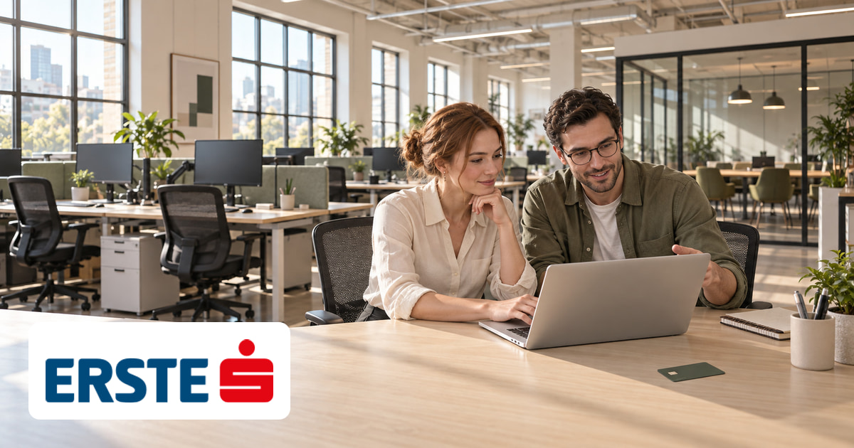 Ein Mann und eine Frau gemeinsam am Laptop im Büro, eine Kreditkarte auf dem Tisch und das Logo von Erste Bank & Sparkassen unten links.