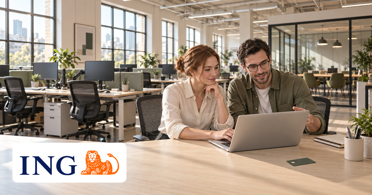 Ein Mann und eine Frau gemeinsam am Laptop im Büro, eine Kreditkarte auf dem Tisch und das Logo von ING unten links.