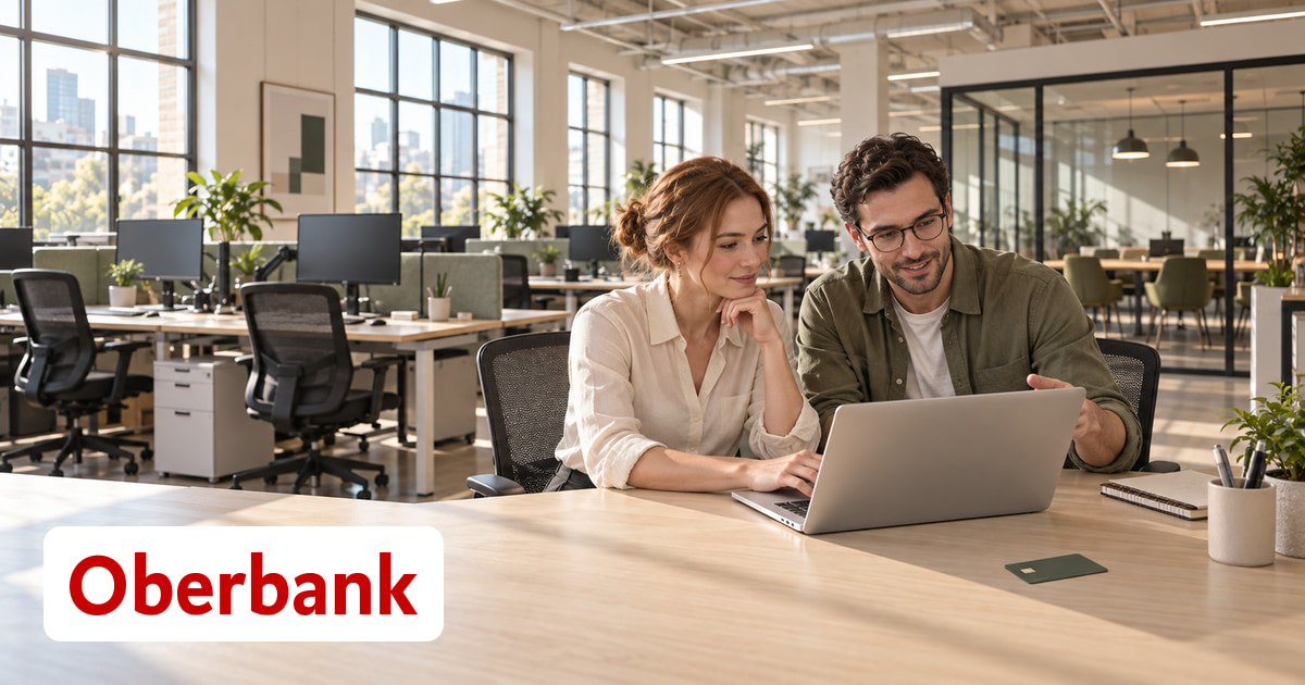 Ein Mann und eine Frau gemeinsam am Laptop im Büro, eine Kreditkarte auf dem Tisch und das Logo von Oberbank unten links.