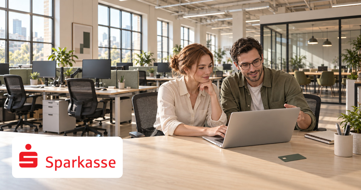 Ein Mann und eine Frau gemeinsam am Laptop im Büro, eine Kreditkarte auf dem Tisch und das Logo von Sparkasse unten links.